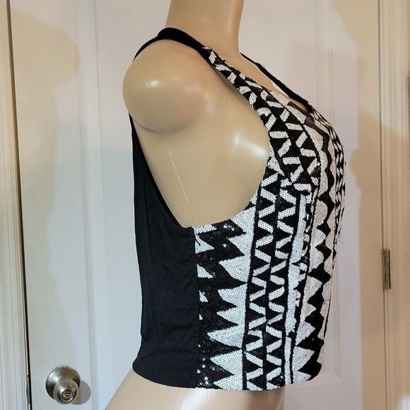 CHARLOTTE RUSSE WHITE &BLACK SEQUENCE PATTERN DESIGN CROP TOP - Picture 7 of 13
